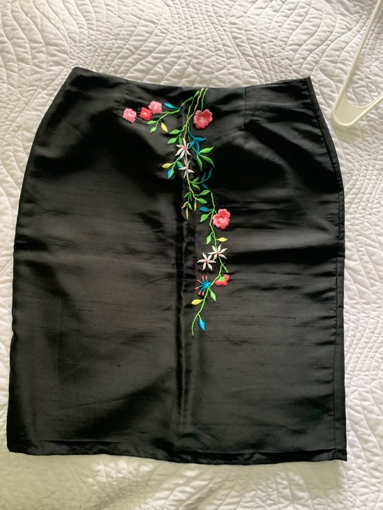 Allison Taylor Dresses & Skirts - Allison Taylor Black Pencil Skirt with Floral Embroidery Size P10